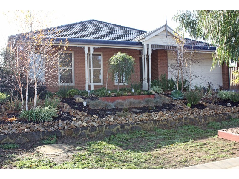 4 Sandpiper Grove, Sunbury VIC 3429
