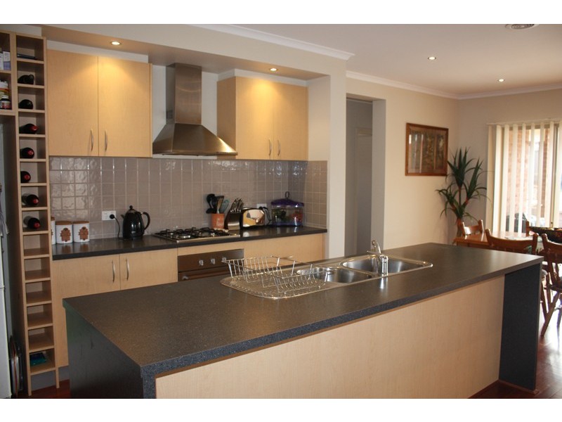 4 Sandpiper Grove, Sunbury VIC 3429