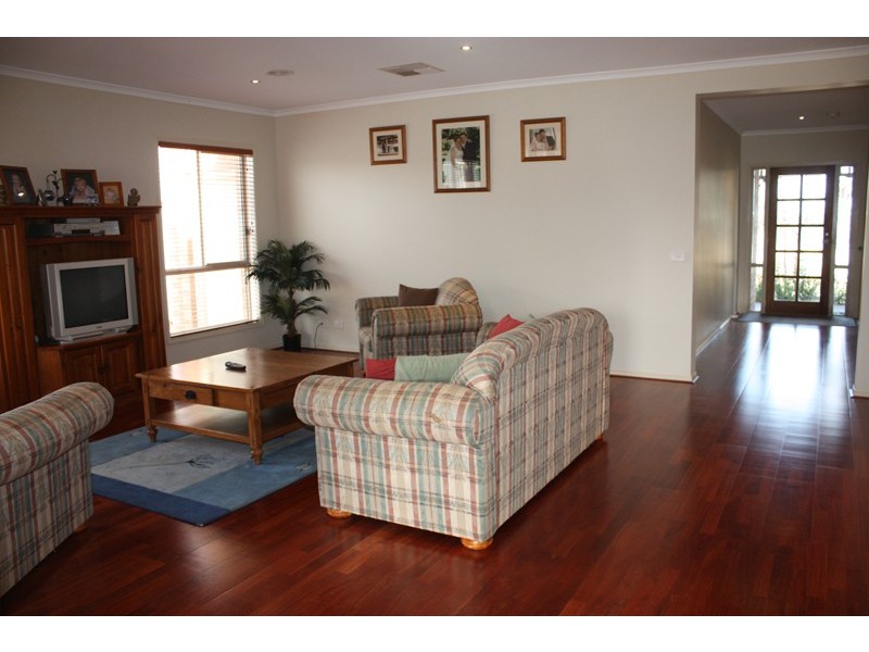 4 Sandpiper Grove, Sunbury VIC 3429