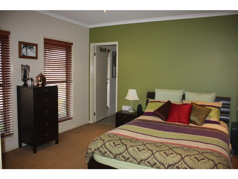 4 Sandpiper Grove, Sunbury VIC 3429