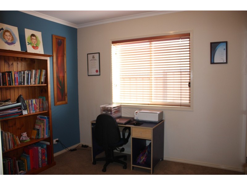 4 Sandpiper Grove, Sunbury VIC 3429