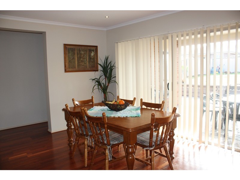 4 Sandpiper Grove, Sunbury VIC 3429
