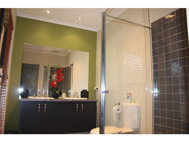 4 Sandpiper Grove, Sunbury VIC 3429