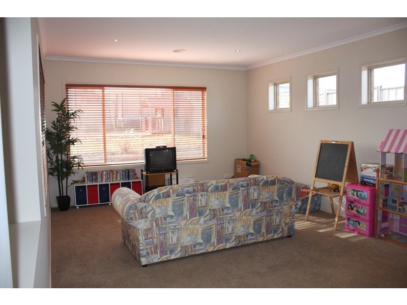 4 Sandpiper Grove, Sunbury VIC 3429