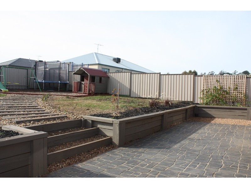 4 Sandpiper Grove, Sunbury VIC 3429