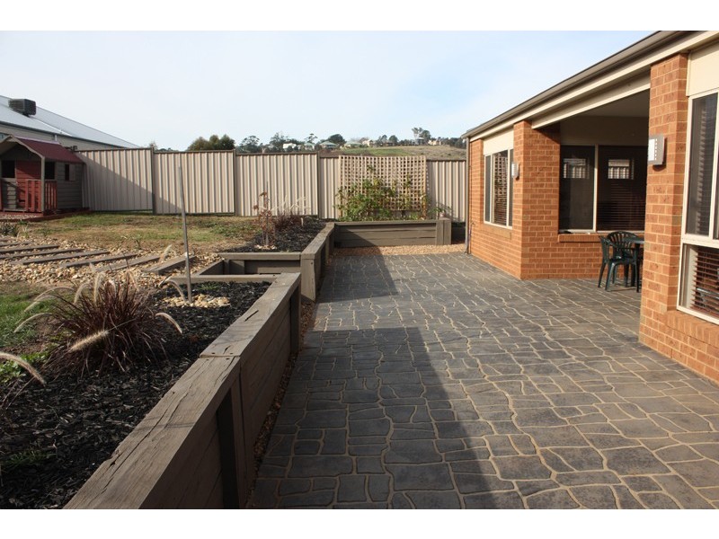 4 Sandpiper Grove, Sunbury VIC 3429