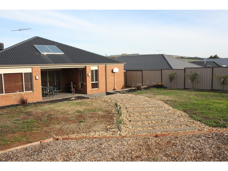 4 Sandpiper Grove, Sunbury VIC 3429
