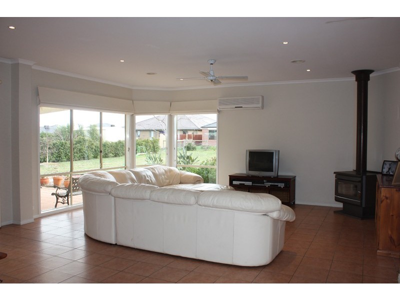 42 Rolling Meadows Drive, Sunbury VIC 3429