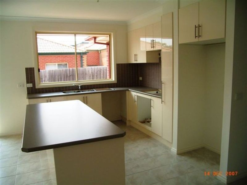 2/11 Anderson Road, Sunbury VIC 3429