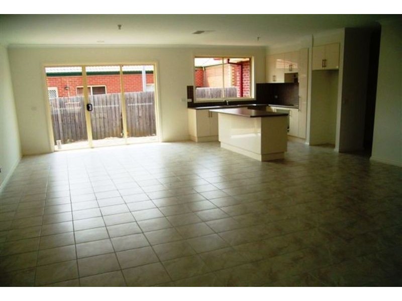 2/11 Anderson Road, Sunbury VIC 3429