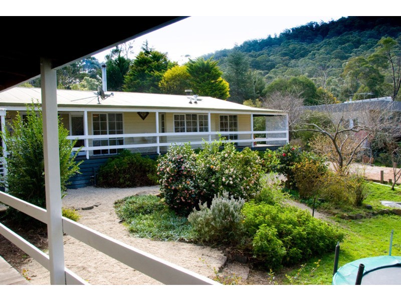 8 Zig Zag Road, Mount Macedon VIC 3441