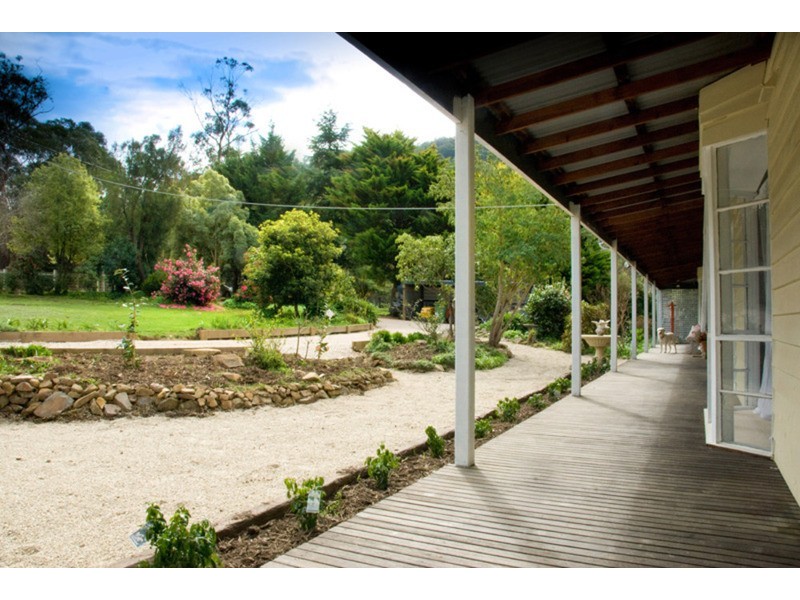8 Zig Zag Road, Mount Macedon VIC 3441