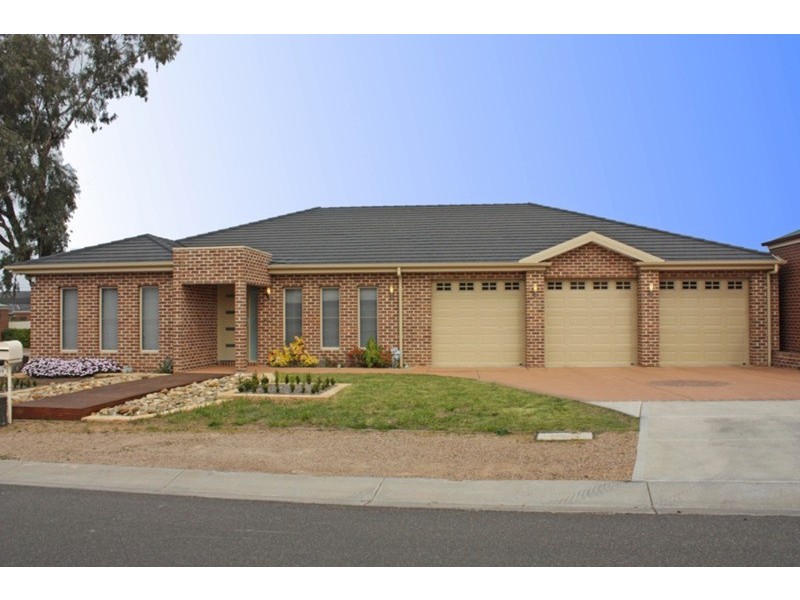 16 Duncraig Grove, Sunbury VIC 3429