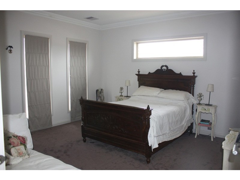 16 Duncraig Grove, Sunbury VIC 3429