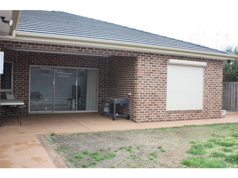 16 Duncraig Grove, Sunbury VIC 3429