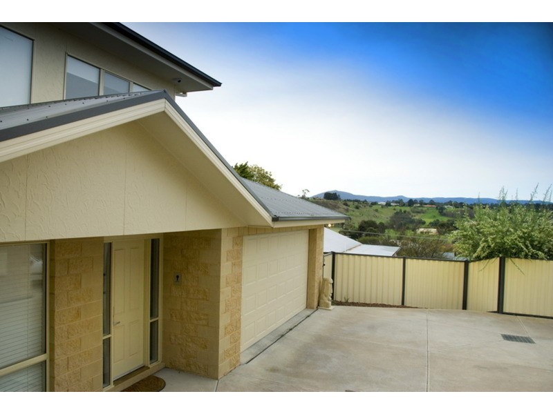 2/26 Stephen Street, Gisborne VIC 3437