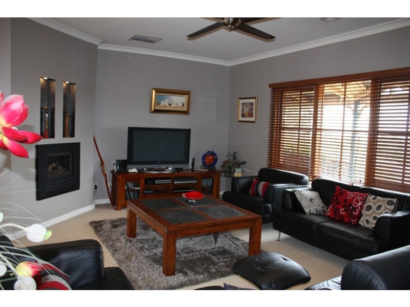 6 Mount Drive, Sunbury VIC 3429