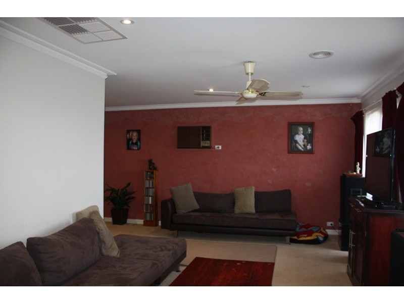 6 Harcourt Close, Sunbury VIC 3429