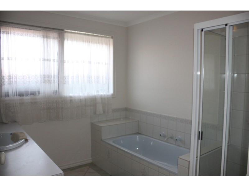 6 Harcourt Close, Sunbury VIC 3429