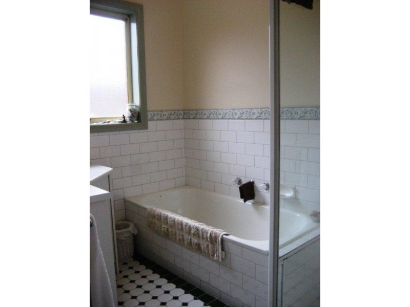 1/2 Cowper Crescent, Sunbury VIC 3429