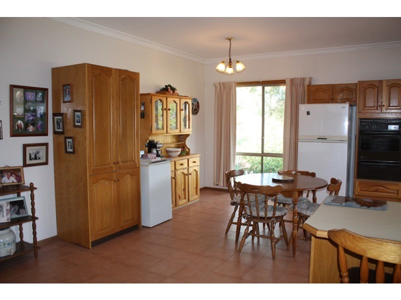 1 Blackrange Road, Romsey VIC 3434