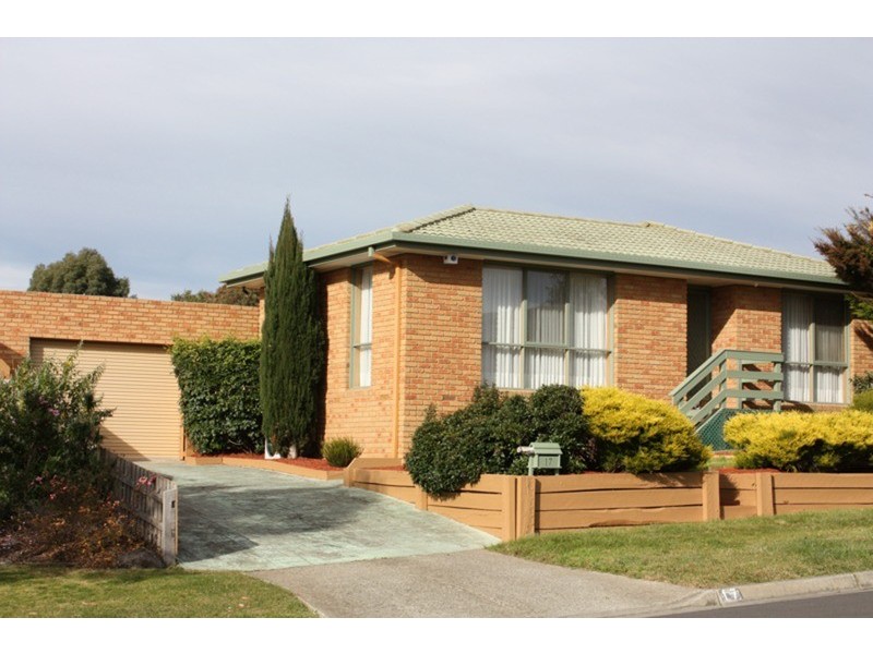 17 Lawrence Avenue, Sunbury VIC 3429
