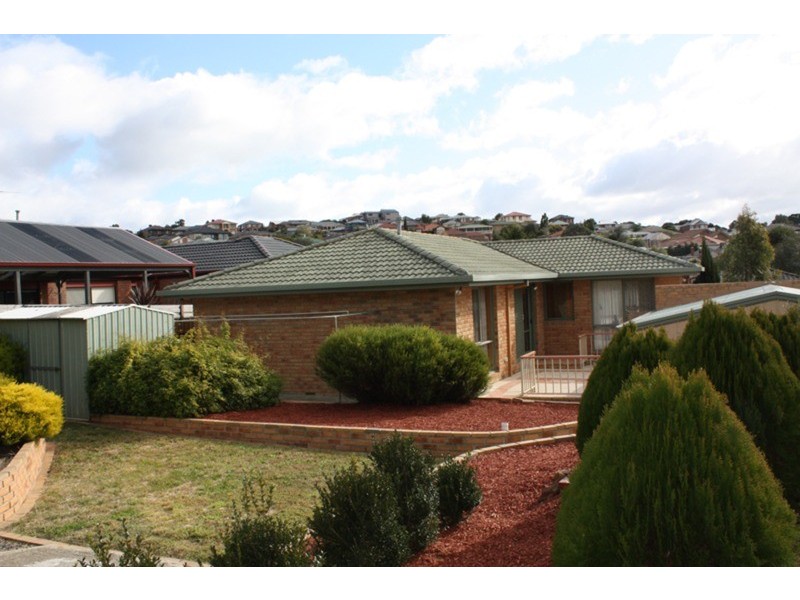 17 Lawrence Avenue, Sunbury VIC 3429