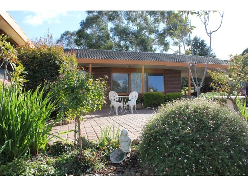 2 Old Farm Way, Romsey VIC 3434