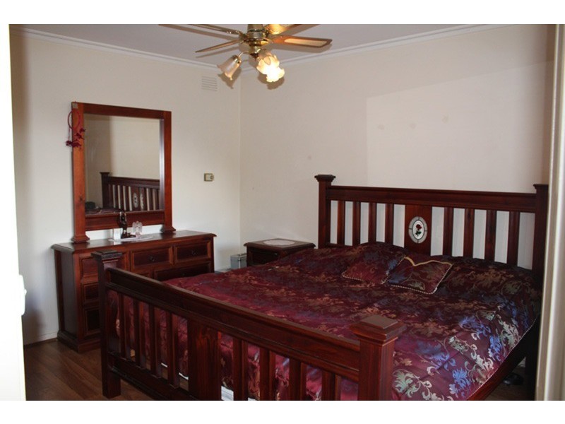 2 Old Farm Way, Romsey VIC 3434