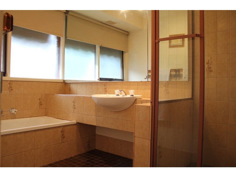 2 Old Farm Way, Romsey VIC 3434