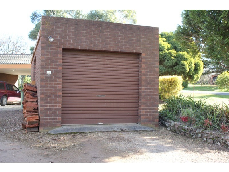 2 Old Farm Way, Romsey VIC 3434