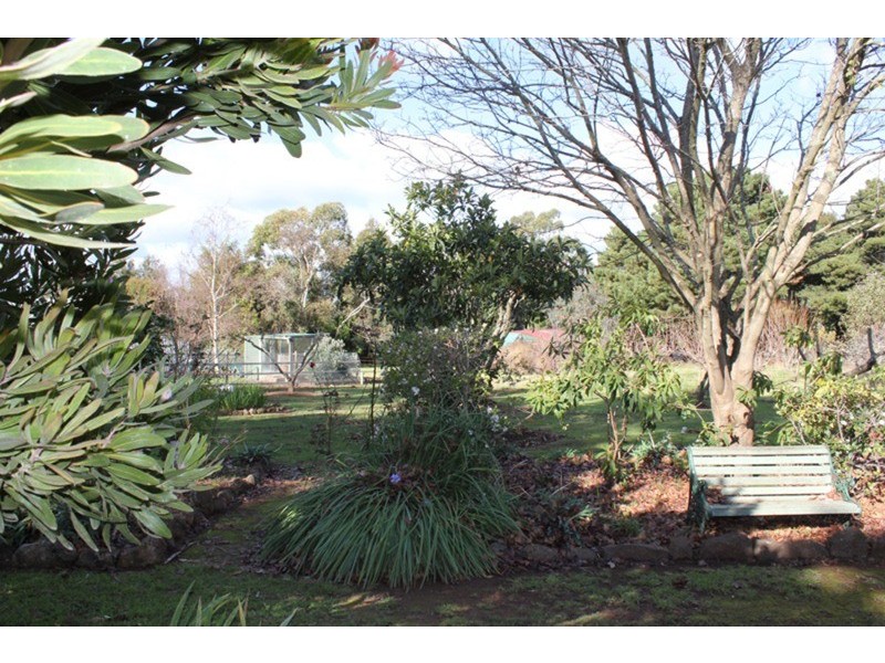 2 Old Farm Way, Romsey VIC 3434