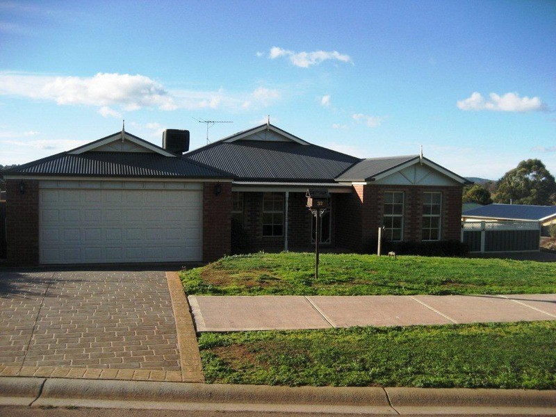 32 Shaw Drive, Romsey VIC 3434