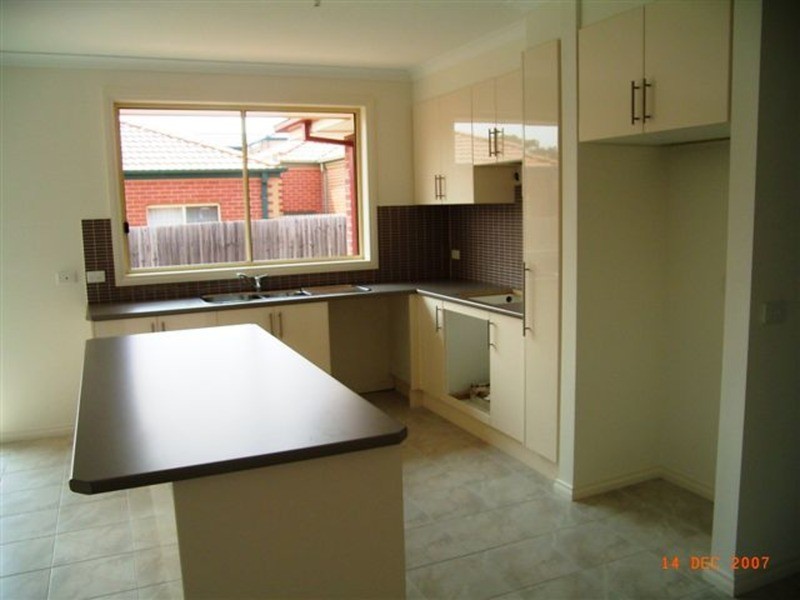 2/11 Anderson Road, Sunbury VIC 3429