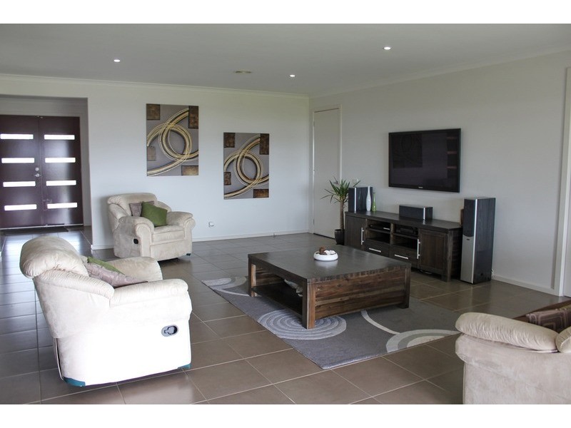 7 Charters  Avenue, Gisborne VIC 3437