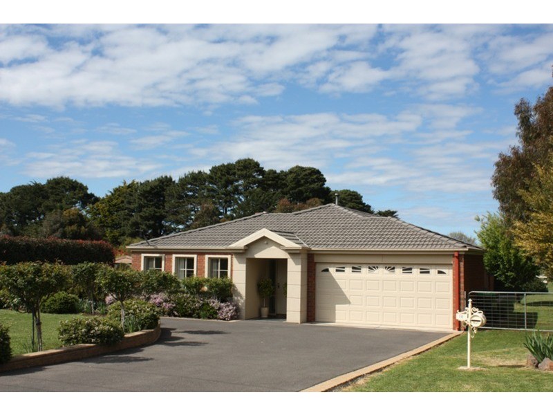 10 Bowkett Close, Romsey VIC 3434