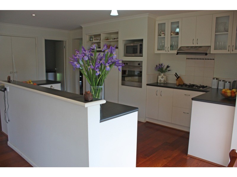 10 Bowkett Close, Romsey VIC 3434