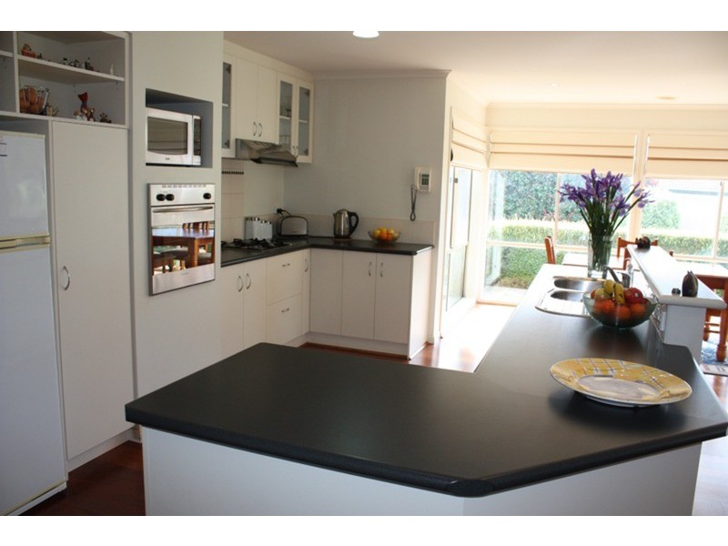 10 Bowkett Close, Romsey VIC 3434