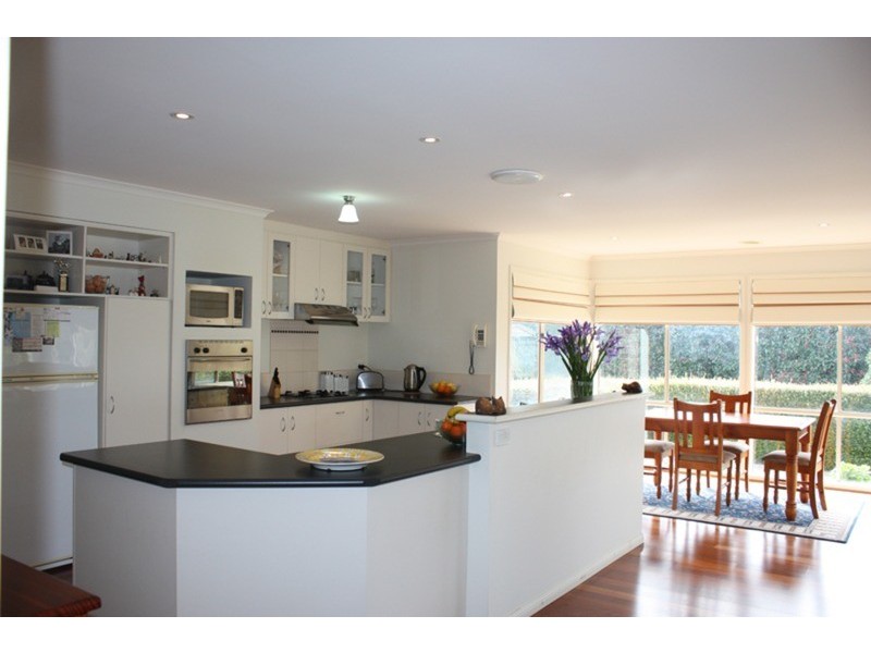 10 Bowkett Close, Romsey VIC 3434