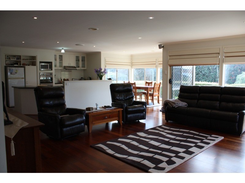 10 Bowkett Close, Romsey VIC 3434