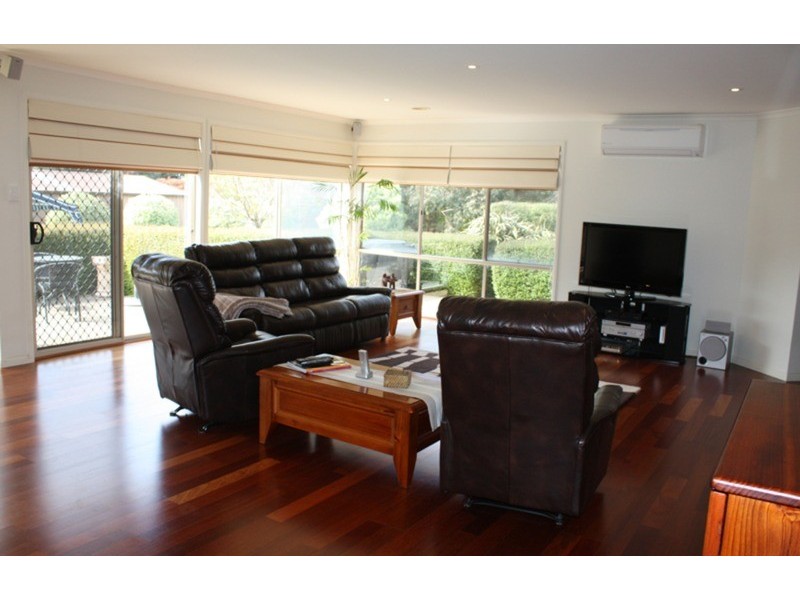 10 Bowkett Close, Romsey VIC 3434