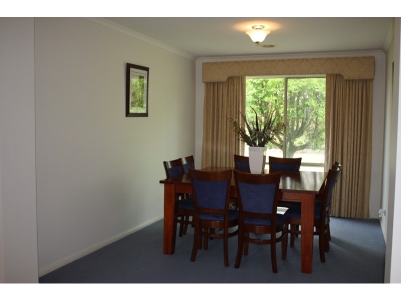 10 Bowkett Close, Romsey VIC 3434