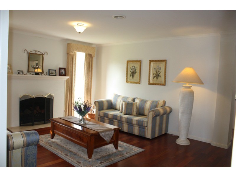 10 Bowkett Close, Romsey VIC 3434