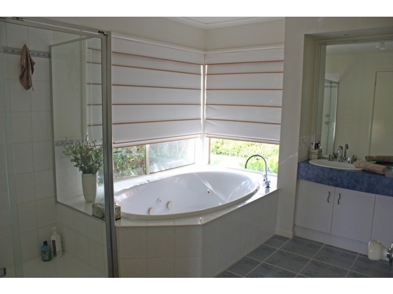 10 Bowkett Close, Romsey VIC 3434