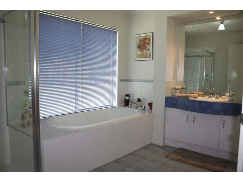 10 Bowkett Close, Romsey VIC 3434