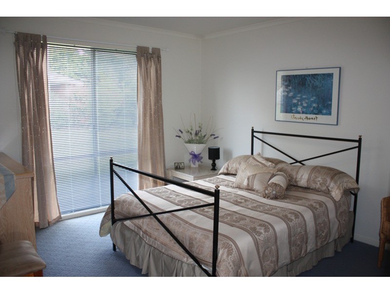 10 Bowkett Close, Romsey VIC 3434