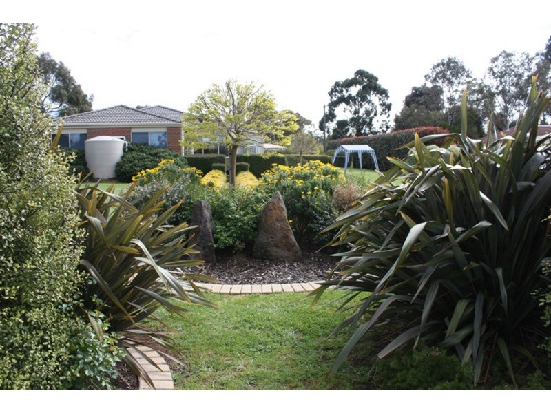 10 Bowkett Close, Romsey VIC 3434