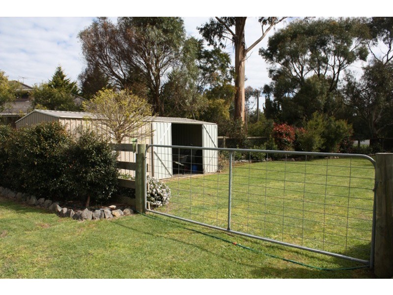 10 Bowkett Close, Romsey VIC 3434