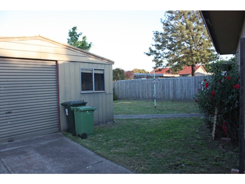 4 Dundas Avenue, Sunbury VIC 3429