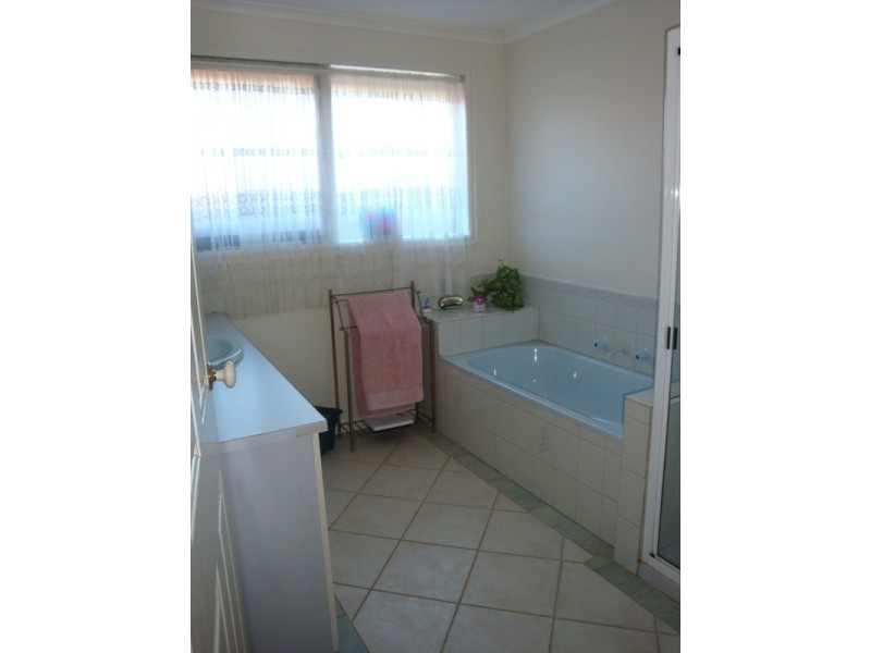6 Harcourt Close, Sunbury VIC 3429